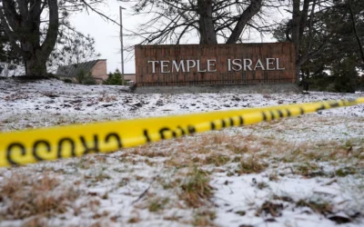 Du ruban de police est tendu devant la synagogue Temple Israel le 13 mars 2026, à West Bloomfield Township, dans le Michigan. (Crédit: AP Photo/Paul Sancya)