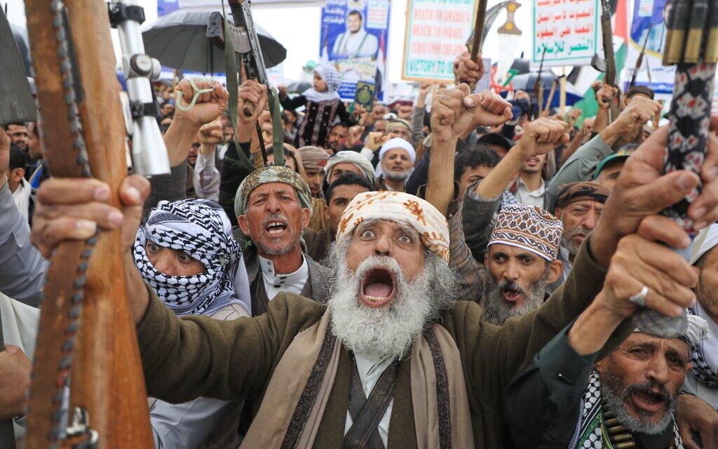 Des partisans des Houthis scandant des slogans lors d'un rassemblement contre Israël et la guerre menée par les États-Unis contre la République islamique, à Sanaa, au Yémen, le 13 mars 2026. (Crédit : Osamah Abdulrahman/AP)