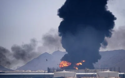 Un incendie et un panache de fumée s’élevant après que, selon les autorités, des débris d’un drone iranien intercepté ont frappé une installation pétrolière, à Fujaïrah, aux Émirats arabes unis, le 14 mars 2026. (Crédit : Altaf Qadri/AP Photo)