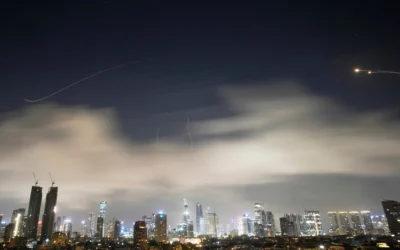 Le système de défense aérienne israélien tirant pour intercepter des missiles lors d'une attaque iranienne, au-dessus de Tel Aviv, en Israël, le 15 mars 2026. (Crédit : Ohad Zwigenberg/AP Photo)