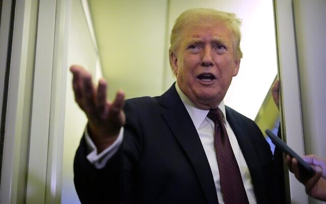 Le président américain Donald Trump s'adresse aux journalistes à bord d'Air Force One, le 15 mars 2026, alors qu'il se rend de West Palm Beach, en Floride, à la base militaire d'Andrews, dans le Maryland. (Crédit : AP Photo/Mark Schiefelbein)