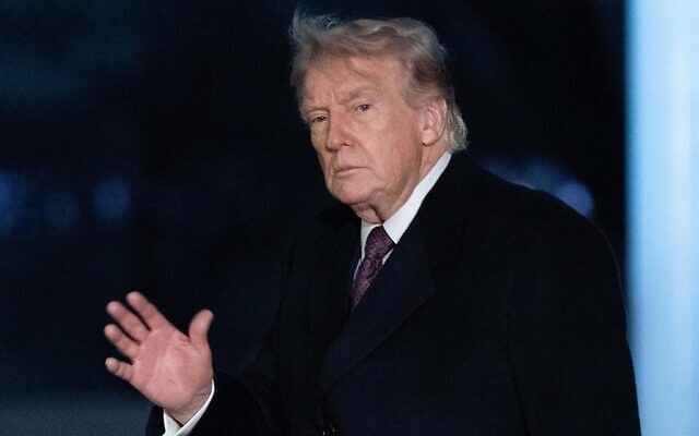 Le président américain Donald Trump saluant les médias alors qu'il marche sur la pelouse sud à son arrivée à la Maison Blanche, à Washington, le 15 mars 2026. (Crédit : Jose Luis Magana/AP)