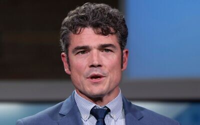 Joe Kent, alors directeur du Centre national antiterroriste américain, s'exprime lors d'un débat au Congrès dans les studios de KATU, le 7 octobre 2024, à Portland, dans l'Oregon. (Crédit : AP Photo/Jenny Kane, fichier)