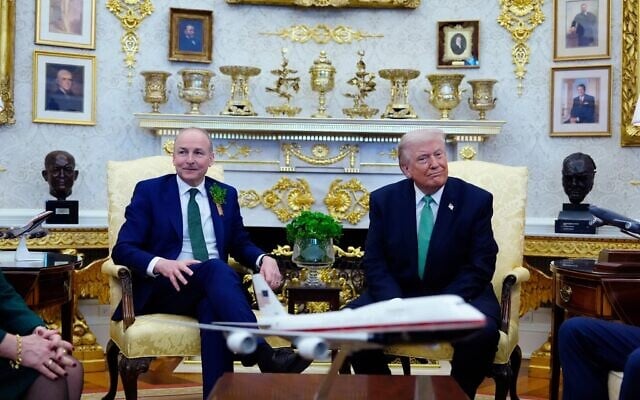Le président américain Donald Trump et le Premier ministre irlandais Micheál Martin, dans le Bureau ovale de la Maison Blanche, à Washington, à l'occasion de la Saint-Patrick, le 17 mars 2026. (Crédit : Alex Brandon/AP Photo)