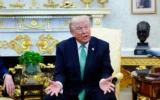 Le président américain Donald Trump s'exprime lors d'une rencontre avec le Premier ministre irlandais Micheál Martin dans le Bureau ovale de la Maison Blanche, le jour de la Saint-Patrick à Washington, le mardi 17 mars 2026. (Crédit : AP Photo/Alex Brandon)