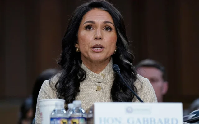 La directrice du renseignement national américain, Tulsi Gabbard, témoigne devant la commission sénatoriale du renseignement lors d’auditions visant à examiner les menaces mondiales, au Capitole, à Washington, DC, le 18 mars 2026. (Crédit : Jose Luis Magana/AP) La directrice du renseignement national américain, Tulsi Gabbard, témoigne devant la commission sénatoriale du renseignement lors d’auditions visant à examiner les menaces mondiales, au Capitole, à Washington, DC, le 18 mars 2026. (Crédit : Jose Luis Magana/AP)