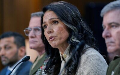 La directrice du renseignement national américain, Tulsi Gabbard, témoignant lors des audiences de la commission sénatoriale du Renseignement consacrées à l'examen des menaces mondiales, au Capitole, à Washington, le 18 mars 2026. (Crédit : Jose Luis Magana/AP)