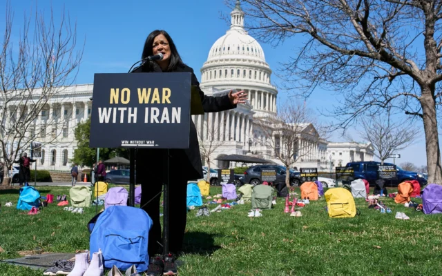 La députée démocrate Pramila Jayapal, qui représente Washington, s’exprime lors d’un événement et d’une exposition commémorative appelant à la fin de la guerre en Iran, au Capitole à Washington, le 18 mars 2026. (Crédit : Jacquelyn Martin/AP) La députée démocrate Pramila Jayapal, qui représente Washington, s’exprime lors d’un événement et d’une exposition commémorative appelant à la fin de la guerre en Iran, au Capitole à Washington, le 18 mars 2026. (Crédit : Jacquelyn Martin/AP)