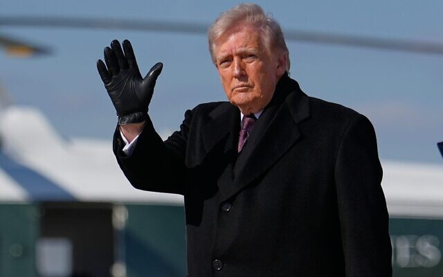 Le président américain Donald Trump salue la foule à son arrivée à bord d'Air Force One, le 18 mars 2026, à la base militaire d'Andrews, dans le Maryland, après avoir assisté à la cérémonie de rapatriement des dépouilles à la base aérienne de Dover, dans le Delaware, des six membres d'équipage d'un avion ravitailleur de l'armée de l'air qui ont trouvé la mort lorsque leur appareil s'est écrasé dans l'ouest de l'Irak alors qu'ils appuyaient des opérations contre l'Iran. (Crédit : AP/Julia Demaree Nikhinson)