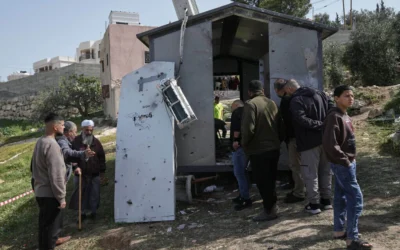 Des Palestiniens inspectent les dégâts dans un salon de beauté après une frappe iranienne meurtrière à Beit Awwa, près d'Hébron, en Cisjordanie, le 19 mars 2026. (AP/Mahmoud Illean)
