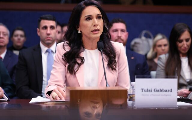 La directrice du renseignement national américain, Tulsi Gabbard, s'exprimant lors d'une audition de la commission permanente de la Chambre des représentants sur le Renseignement, consacrée à l'examen des menaces mondiales, au Capitole, à Washington, le 19 mars 2026. (Crédit : Tom Brenner/AP Photo)