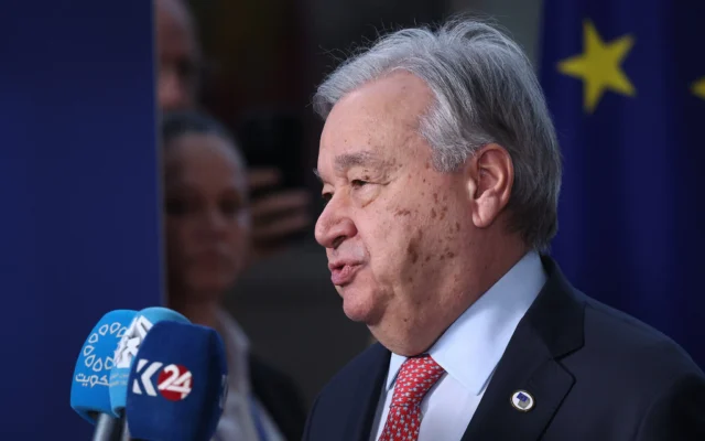Le secrétaire général des Nations unies, Antonio Guterres, fait une déclaration lors d'une conférence de presse au sommet de l'UE à Bruxelles, en Belgique, le 19 mars 2026. (Crédit : AP Photo/Omar Havana)