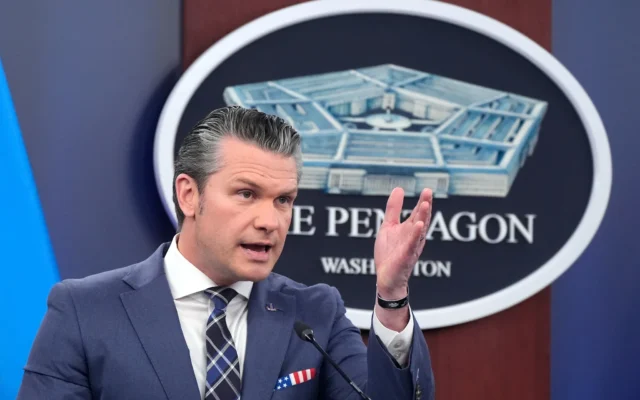 Le secrétaire américain à la Défense, Pete Hegseth, s’adresse aux journalistes lors d’un point presse au Pentagone à Washington, le 19 mars 2026. (Crédit: Manuel Balce Ceneta/AP)