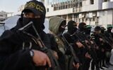 Des terroristes armés du Hamas et du Jihad islamique saluent les fidèles rassemblés pour la prière de l'Aïd al-Fitr à Gaza, le vendredi 20 mars 2026. Illustration (Crédit : AP/Abdel Kareem Hana)