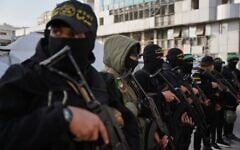 Des terroristes armés du Hamas et du Jihad islamique palestinien saluant les fidèles rassemblés pour la prière de l'Aïd al-Fitr à Gaza-City, le 20 mars 2026. (Crédit : Abdel Kareem Hana/AP)