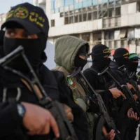 Des terroristes armés palestiniens du Hamas et du Jihad islamique se rassemblent à côté des prières de l’Aïd al-Fitr à Gaza-City, le 20 mars 2026. (Crédit : Abdel Kareem Hana/AP)