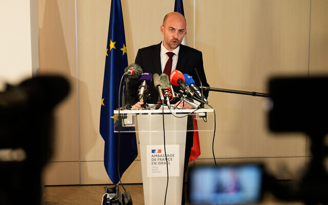 Le ministre français des Affaires étrangères, Jean-Noël Barrot, s'adresse aux médias à l'aéroport Ben Gurion de Lod, en Israël, le vendredi 20 mars 2026. (Crédit : Maya Levin/AP)