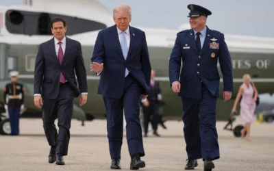 Le président américain Donald Trump (au centre) se dirige vers Air Force One, à la base militaire d’Andrews, dans le Maryland, le 20 mars 2026. (Crédit : Mark Schiefelbein/AP)