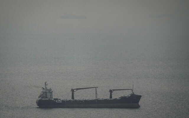 Un cargo transportant des véhicules naviguant dans le golfe Persique en direction du détroit d'Ormuz, aux Émirats arabes unis, le 22 mars 2026. (Crédit : AP)