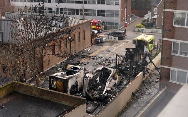 Ambulances calcinées à la suite d'un incendie criminel visant quatre véhicules appartenant à un service d'ambulances de la communauté juive de Londres, sur un parking, à Golders Green, à Londres, le 23 mars 2026. (Crédit : Alberto Pezzali/AP) Ambulances calcinées à la suite d'un incendie criminel visant quatre véhicules appartenant à un service d'ambulances de la communauté juive de Londres, sur un parking, à Golders Green, à Londres, le 23 mars 2026. (Crédit : Alberto Pezzali/AP)