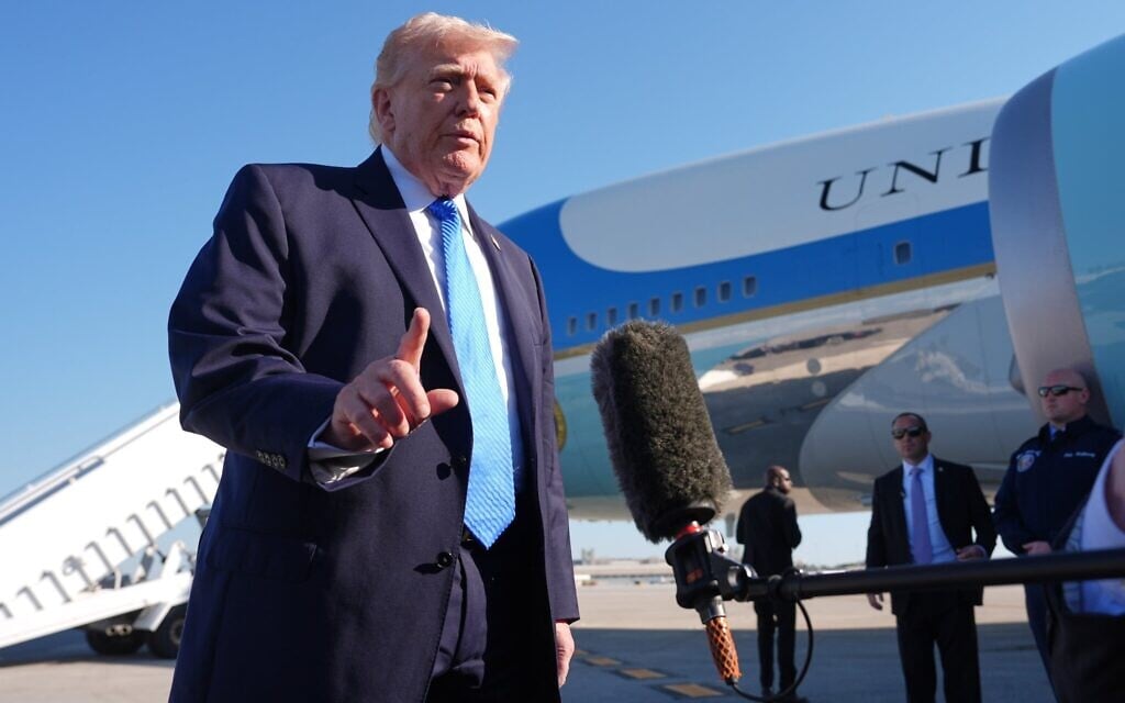 Le président américain Donald Trump s'adressant aux médias avant de monter à bord de l'Air Force One, à l'aéroport international de Palm Beach, à West Palm Beach, en Floride, le 23 mars 2026. (Crédit : Mark Schiefelbein/AP) Le président américain Donald Trump s'adressant aux médias avant de monter à bord de l'Air Force One, à l'aéroport international de Palm Beach, à West Palm Beach, en Floride, le 23 mars 2026. (Crédit : Mark Schiefelbein/AP)