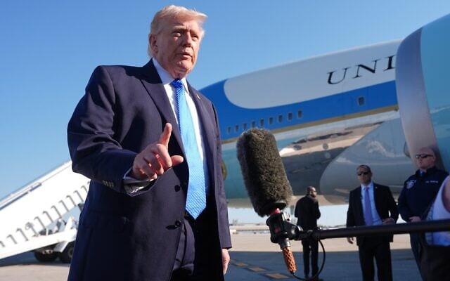 Le président américain Donald Trump s'adressant aux médias avant de monter à bord de l'Air Force One, à l'aéroport international de Palm Beach, à West Palm Beach, en Floride, le 23 mars 2026. (Crédit : Mark Schiefelbein/AP)