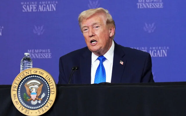 Le président américain Donald Trump participe à une table ronde sur la sécurité publique depuis une base de la Garde nationale aérienne du Tennessee, le 23 mars 2026, à Memphis, dans le Tennessee. (Photo AP / Mark Schiefelbein)