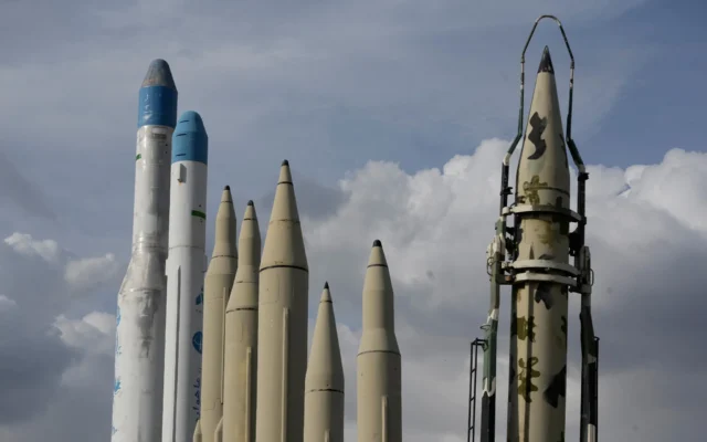 Des missiles et des lanceurs de satellites de fabrication nationale iranienne exposés dans le cadre d'une exposition permanente dans un espace de loisirs au nord de Téhéran, en Iran, le 24 mars 2026. (Crédit : Vahid Salemi/AP Photo)