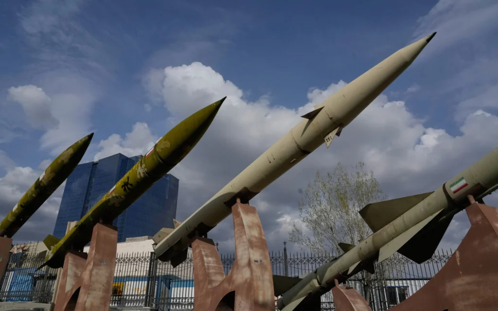 Des missiles iraniens de fabrication nationale sont exposés dans le cadre d’une exposition permanente dans une zone de loisirs au nord de Téhéran, en Iran, le 24 mars 2026. (Crédit : Vahid Salemi/AP)