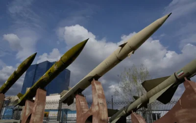 Des missiles iraniens de fabrication nationale sont exposés dans le cadre d’une exposition permanente dans une zone de loisirs au nord de Téhéran, en Iran, le 24 mars 2026. (Crédit : Vahid Salemi/AP)