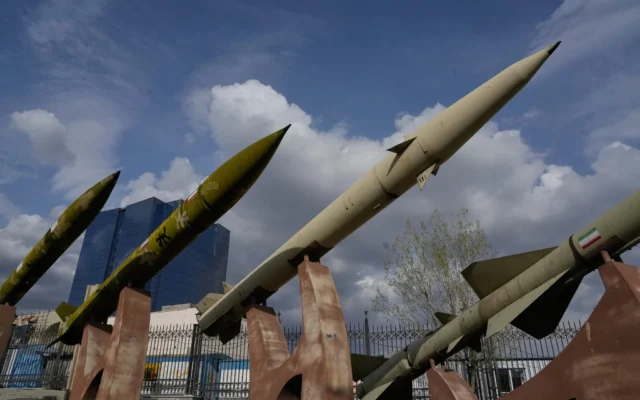 Des missiles iraniens de fabrication nationale sont exposés dans le cadre d’une exposition permanente dans une zone de loisirs au nord de Téhéran, en Iran, le 24 mars 2026. (Crédit : Vahid Salemi/AP)