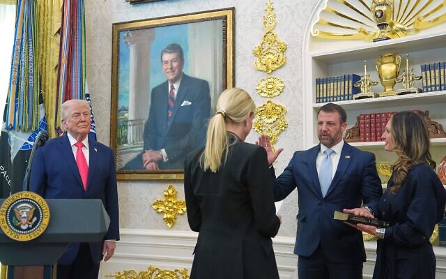La procureure générale Pam Bondi faisant prêter serment au secrétaire à la Sécurité intérieure Markwayne Mullin, sous le regard du président Donald Trump, dans le Bureau ovale de la Maison Blanche, à Washington, le 24 mars 2026. (Crédit : Alex Brandon/AP)