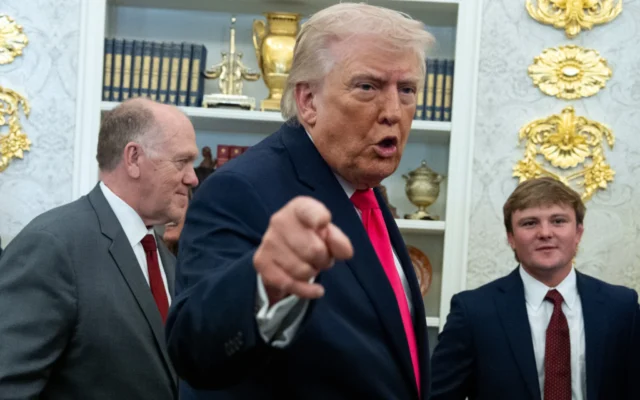 Le président américain Donald Trump s'adressant aux journalistes lors de la cérémonie de prestation de serment du secrétaire à la Sécurité intérieure Markwayne Mullin, dans le Bureau ovale de la Maison Blanche, à Washington, le 24 mars 2026. (Crédit : Alex Brandon/AP)