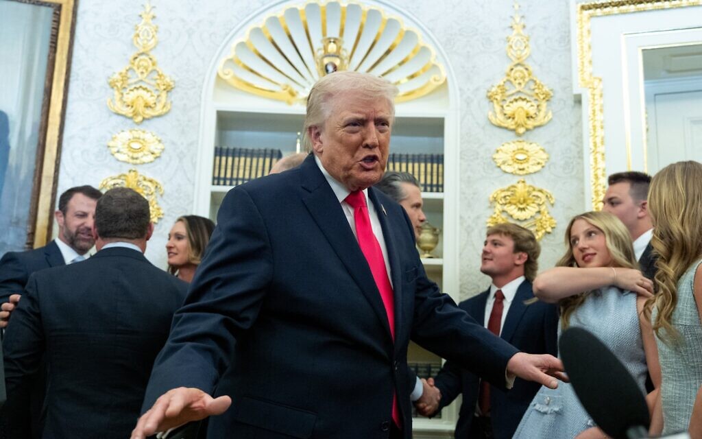 Le président américain Donald Trump s'exprimant lors de la cérémonie de prestation de serment du nouveau secrétaire à la Sécurité intérieure, Markwayne Mullin, dans le Bureau ovale de la Maison Blanche, à Washington, le 24 mars 2026. (Crédit : Alex Brandon/AFP)