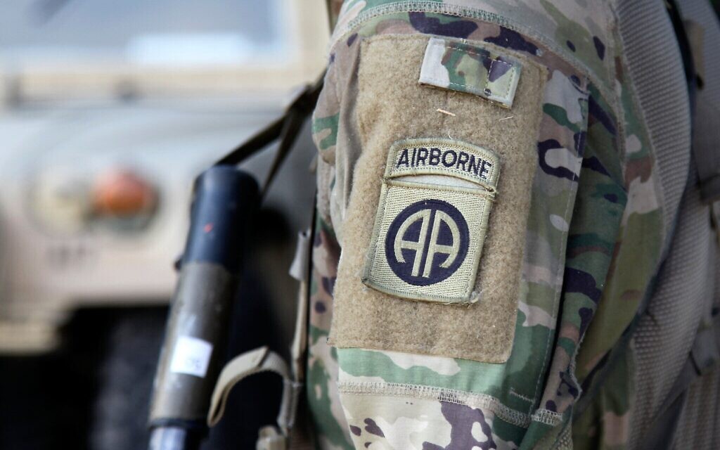 Un parachutiste de la 82ᵉ division aéroportée participant à un entraînement d’artillerie lors d’un exercice sur le terrain, à Fort Bragg, en Caroline du Nord, le 26 août 2020. (Crédit : Sarah Blake Morgan/AP)