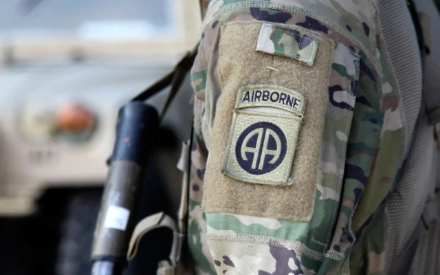 Un parachutiste de la 82e division aéroportée participe à un entraînement d'artillerie lors d'un exercice sur le terrain à Fort Bragg, en Caroline du Nord, le 26 août 2020. (Crédit : AP Photo/Sarah Blake Morgan, archives)