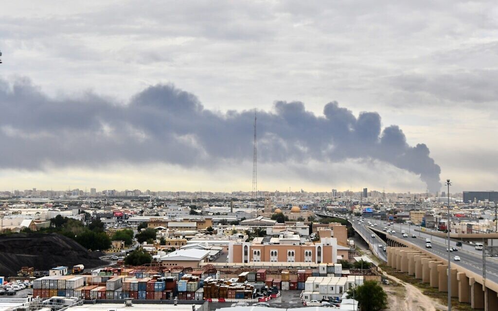 De la fumée s'élève au-dessus de l'aéroport international du Koweït après une frappe de drone contre un dépôt de carburant à Koweït City, au Koweït, le mercredi 25 mars 2026. (Crédit : AP Photo) De la fumée s'élève au-dessus de l'aéroport international du Koweït après une frappe de drone contre un dépôt de carburant à Koweït City, au Koweït, le mercredi 25 mars 2026. (Crédit : AP Photo)