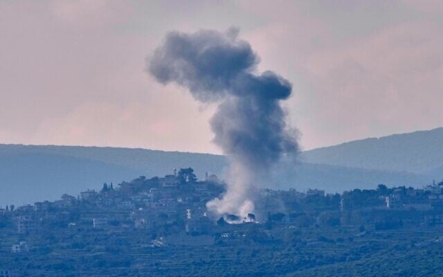 De la fumée s'élevant suite à une frappe aérienne israélienne visant le groupe terroriste chiite libanais du Hezbollah qui a touché le village de Zibbikin, vue depuis Tyr, au Liban, le 26 mars 2026. (Crédit : Hussein Malla/AP)