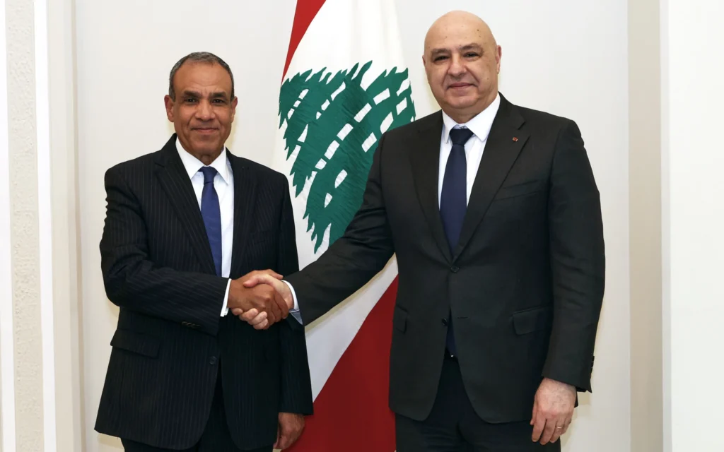 Le président libanais Joseph Aoun, à droite, serre la main du ministre égyptien des Affaires étrangères Badr Abdelatty à Baabda, à l'est de Beyrouth, au Liban, le 26 mars 2026. (Crédit : Service de presse de la présidence libanaise via AP)