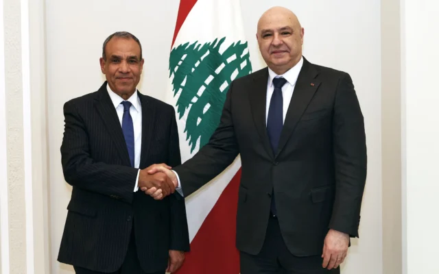 Le président libanais Joseph Aoun, à droite, serre la main du ministre égyptien des Affaires étrangères Badr Abdelatty à Baabda, à l'est de Beyrouth, au Liban, le 26 mars 2026. (Crédit : Service de presse de la présidence libanaise via AP)