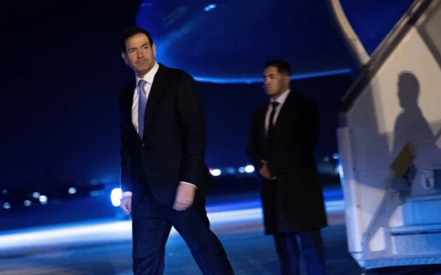 Le secrétaire d’État américain Marco Rubio, qui participera à la réunion des ministres des Affaires étrangères du G7, arrive à l'aéroport de Paris-Le Bourget, au Bourget, en France, le 27 mars 2026. (Crédit : Brendan Smialowski/AP) Le secrétaire d’État américain Marco Rubio, qui participera à la réunion des ministres des Affaires étrangères du G7, arrive à l'aéroport de Paris-Le Bourget, au Bourget, en France, le 27 mars 2026. (Crédit : Brendan Smialowski/AP)