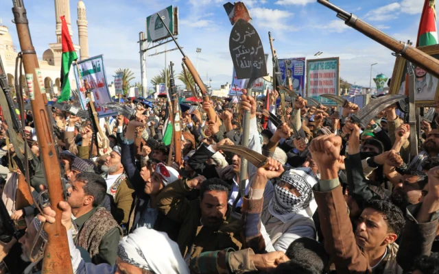 Des partisans des Houthis soutenus par le régime iranien scandant des slogans lors d’un rassemblement contre Israël et les États-Unis, à Sanaa, au Yémen, le 27 mars 2026. (Crédit : Osamah Abdulrahman/AP) Des partisans des Houthis soutenus par le régime iranien scandant des slogans lors d’un rassemblement contre Israël et les États-Unis, à Sanaa, au Yémen, le 27 mars 2026. (Crédit : Osamah Abdulrahman/AP)
