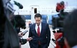 Le secrétaire d'État américain Marco Rubio baissant les yeux alors qu'il s'adresse à la presse, à l'aéroport du Bourget, près de Paris, en France, le 27 mars 2026. (Crédit : Brendan Smialowski/Pool Photo via AP)