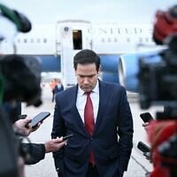 Le secrétaire d'État américain Marco Rubio baissant les yeux alors qu'il s'adresse à la presse, à l'aéroport du Bourget, près de Paris, en France, le 27 mars 2026. (Crédit : Brendan Smialowski/Pool Photo via AP)