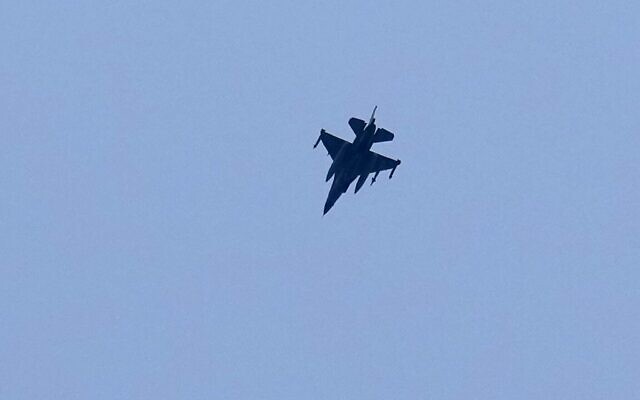 Un avion de chasse F-16 israélien survolant la ville portuaire de Tyr, dans le sud du Liban, le 28 mars 2026. (Crédit : Hussein Malla/AP Photo) Un avion de chasse F-16 israélien survolant la ville portuaire de Tyr, dans le sud du Liban, le 28 mars 2026. (Crédit : Hussein Malla/AP Photo)