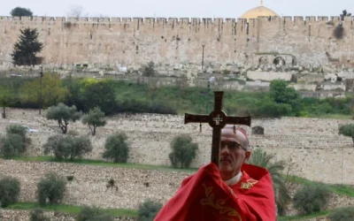 Le cardinal Pierbattista Pizzaballa, patriarche latin de Jérusalem, en prière à l'occasion du dimanche des Rameaux à Jérusalem, le 29 mars 2026. (Ammar Awad/Pool via AP)