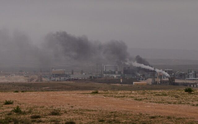 De la fumée s'élève de la zone industrielle de Neot Hovav, dans le sud d'Israël, après qu'elle a été touchée par un missile iranien, le 29 mars 2026. (Crédit : AP Photo/Maya Levin)