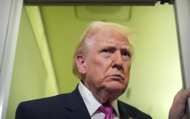 Le président américain Donald Trump s'adresse aux journalistes à bord d'Air Force One le 29 mars 2026. (Crédit: AP/Mark Schiefelbein) Le président américain Donald Trump s'adresse aux journalistes à bord d'Air Force One le 29 mars 2026. (Crédit: AP/Mark Schiefelbein)