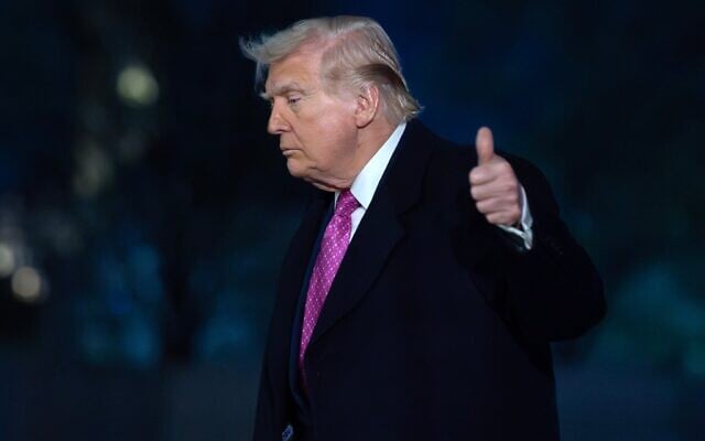 Le président américain Donald Trump marchant sur la pelouse sud et saluant les journalistes à son arrivée à la Maison Blanche, à Washington, le 29 mars 2026. (Crédit : Jose Luis Magana/AP Photo)