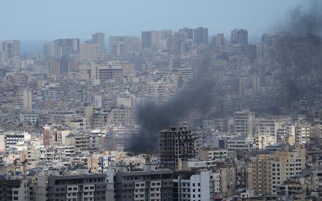 De la fumée s'élevant à la suite d'une frappe aérienne israélienne à la Dahiyeh, bastion historique du groupe terroriste chiite libanais du Hezbollah, dans la banlieue sud de Beyrouth, au Liban, le 30 mars 2026. (Crédit : Bilal Hussein/AP Photo)